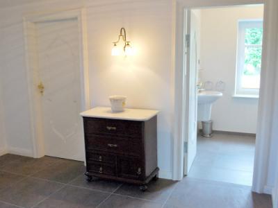Flur mit Badezimmer im EG